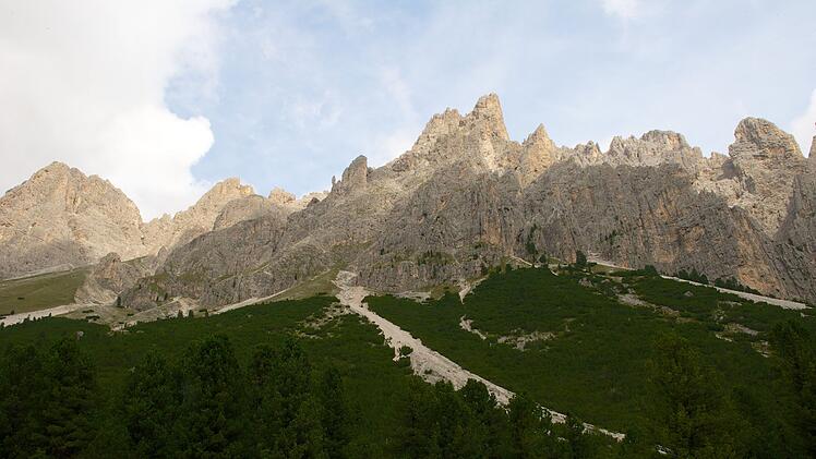 Bergmassiv der Rosengartengruppe in den Dolomiten