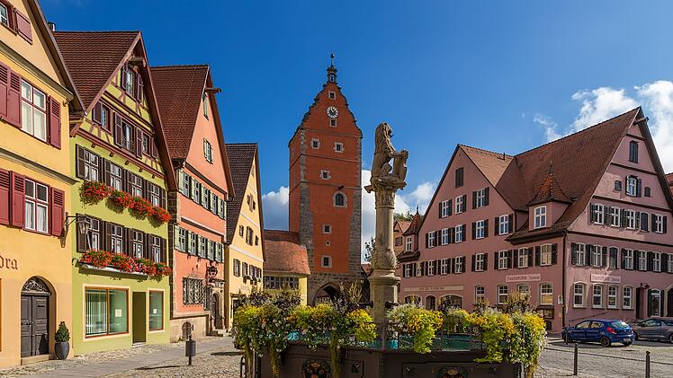 Der L&ouml;wenbrunnen am Altrathausplatz und der Festungsturm W&ouml;rnitzer Tor in Dinkelsb&uuml;hl.