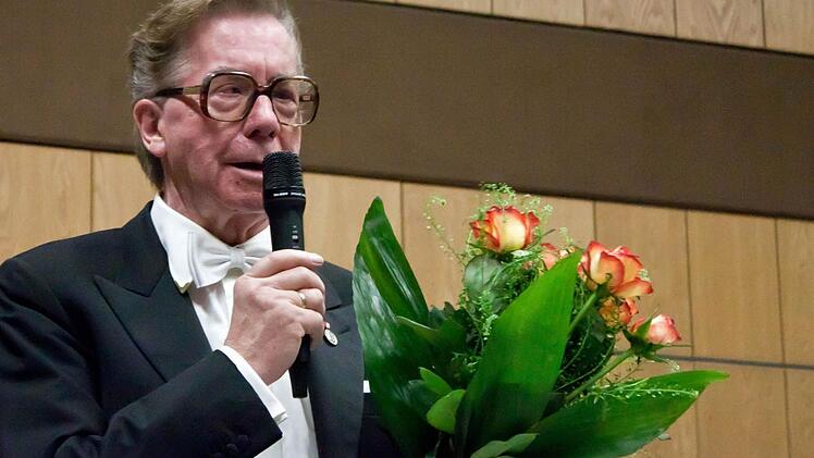 Für Rolf Otto wurde der Pianist Hans-Dieter Bauer zum Blumenboten. Er dankte im Namen aller Solisten, die in den vergangenen "16 Jahren unter Rolf Ottos Leitung musizieren durften".