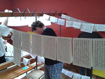 Wasserschaden: Die einzelnen Stimmen hängen zum Trocknen auf der leine.