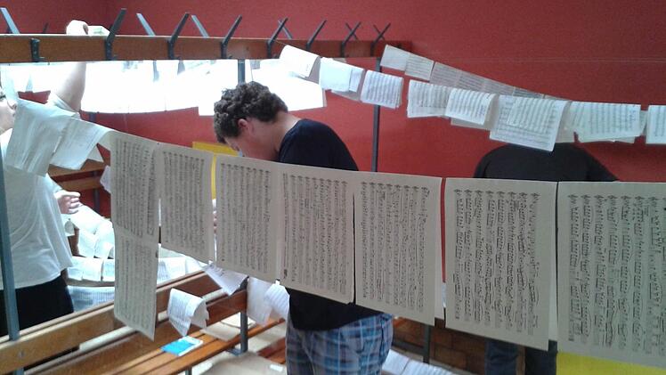 Wasserschaden: Die einzelnen Stimmen hängen zum Trocknen auf der leine.