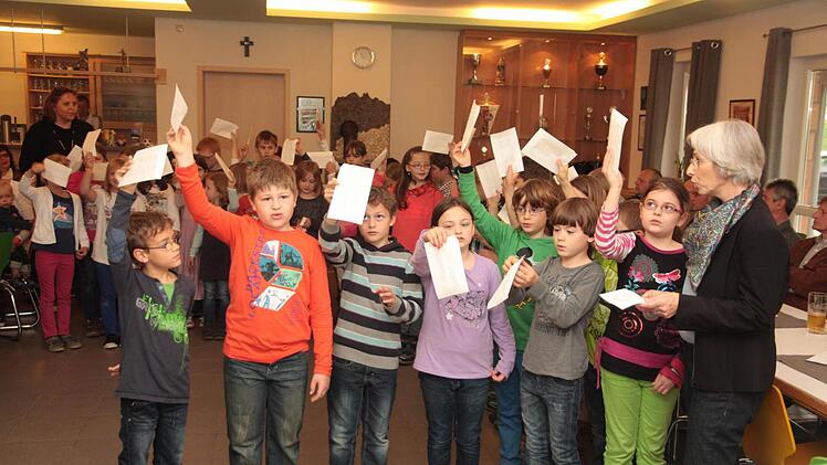 Schulleiterin Ulrike Kratz und ihre Kinder sagen dem Bürgermeister Servus.