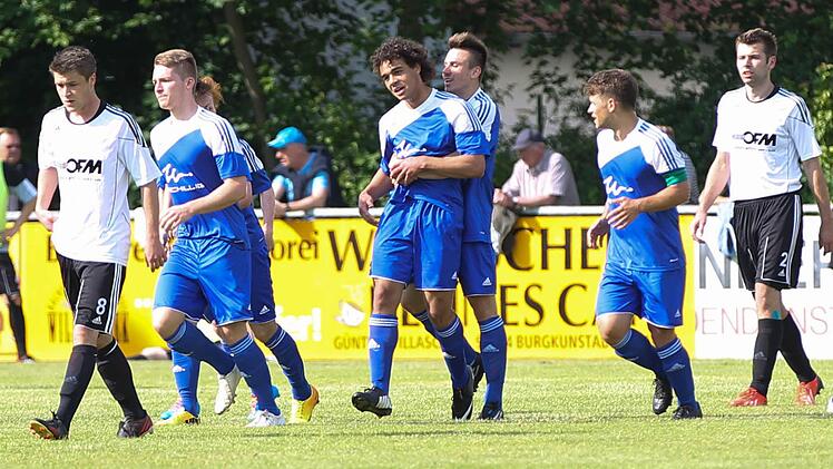 Der Anfang vom Burgkunstadter Abstieg. Der überragende Frohnlacher Stürmer Tevin McCullough (Bildmitte vorne mit Lukas Werner) hat den Abwehrriegel der Heimelf durchbrochen und den Führungstreffer für seine Farben erzielt. Foto: Heinrich Weiß