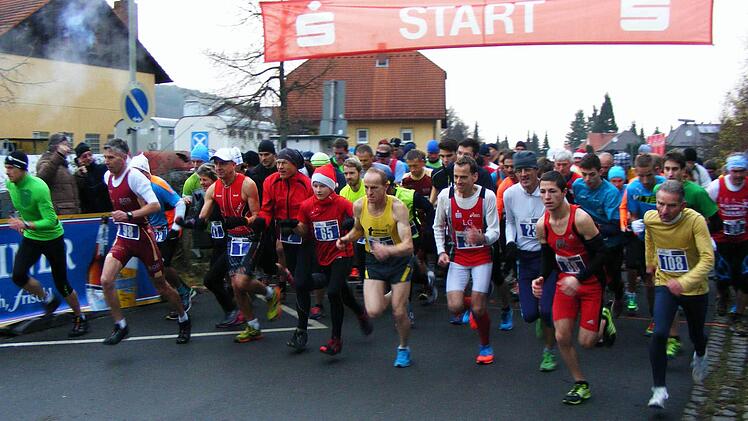 101 Sportler machten sich am Samstag vom Weismainer Bauhof aus auf den Weg zum Kordigast-Gipfelkreuz. Foto: Stefan Lutter