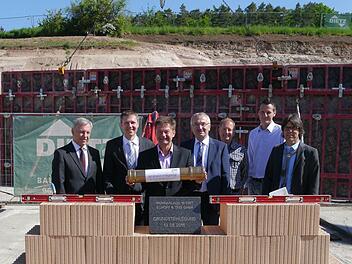 Bei der Grundsteinlegung (von links): Wolfgang Gremmelmaier, Vorstand der VR-Bank Coburg, Rödentals Bürgermeister Marco Steiner, Ralf Schopf, Wilfried Mann (VR-Bank Coburg), Bauleiter Fredy Stammberger, Christian Dietz (Firma Dietz) und Klaus Späth (Prokurist bei Schopf & Teig). Foto: Lisa Faber