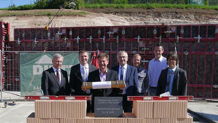 Bei der Grundsteinlegung (von links): Wolfgang Gremmelmaier, Vorstand der VR-Bank Coburg, Rödentals Bürgermeister Marco Steiner, Ralf Schopf, Wilfried Mann (VR-Bank Coburg), Bauleiter Fredy Stammberger, Christian Dietz (Firma Dietz) und Klaus Späth (Prokurist bei Schopf & Teig). Foto: Lisa Faber