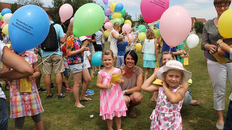 Auch ein Luftballon- Wettbewerb gehörte zum Programm, bei dem später Hunderte von bunten Ballons in den Himmel stiegen. Foto: Gerda Völk