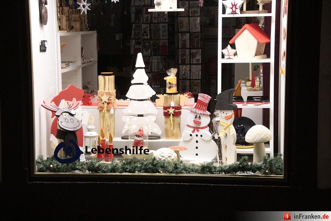 Das erste Fenster des Forchheimer Adventskalenders wurde von Weihnachtsengel Petra geöffnet.