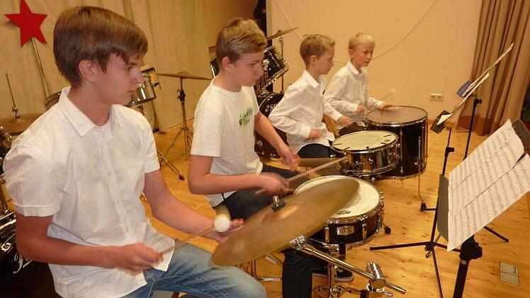 Die Schlagzeuger Sven Schnappauf, Nicklas Jungkunz, Noah Löffler und Andre Wachter waren mit "San Luis" von Maxine Lefener in ihrem Element. Foto: Gerd Fleischmann