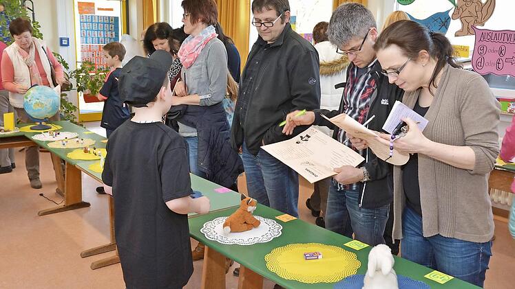 Die 4. Klassen hatten beim Projekttag ein Bücherquiz organisiert.  Fotos: Björn Hein