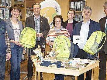 Der Inhalt des Jubiläumsrucksacks aus dem Jubiläumsjahr des Biosphärenreservats wurde verlost. Auf dem Foto (von links): Michael Geier, Kerstin Seegräber, Torsten Raab, Monika Warmuth, Julia Rösch, Karl-Friedrich Abe und Dr. Hubert Baier.  Foto: Marion Eckert