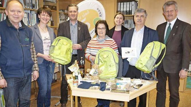 Der Inhalt des Jubiläumsrucksacks aus dem Jubiläumsjahr des Biosphärenreservats wurde verlost. Auf dem Foto (von links): Michael Geier, Kerstin Seegräber, Torsten Raab, Monika Warmuth, Julia Rösch, Karl-Friedrich Abe und Dr. Hubert Baier.  Foto: Marion Eckert