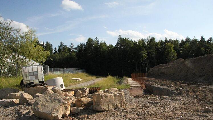 Die Firma Rhönschotter hat ein Grundstück von etwa 1,2 Hektar gekauft, um dort eine Produktionshalle zu bauen. Bisher wurde das Gelände aber nur aufgeschüttet. Foto: Ulrike Müller