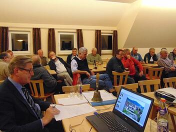 Bürgermeister Heinz Richter (l.)   hörte sich die Sorgen der  Großenbuchener  an. Foto: Petra Malbrich