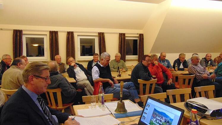 Bürgermeister Heinz Richter (l.)   hörte sich die Sorgen der  Großenbuchener  an. Foto: Petra Malbrich