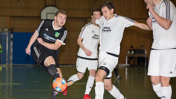 Der SV Neuses (dunkle Trikots) musste sich dem Theisenort mit 1:3 beugen und verpasste somit den Einzug in die Zwischenrunde.