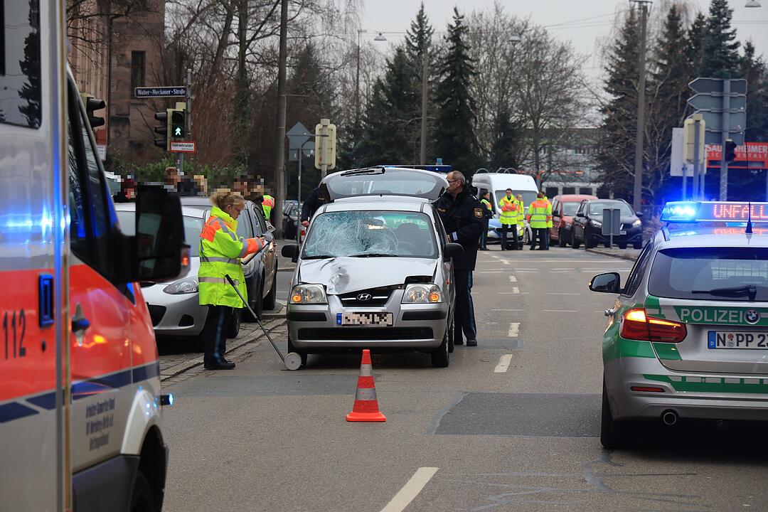 14-Jähriger in Nürnberg von Auto erfasst - Junge schwebt in Lebensgefahr