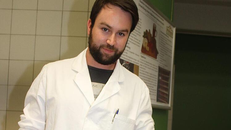 Um Salami ohne Pelle herstellen zu k&ouml;nnen, hat Tim Walther eine eigene Maschine entwickelt. Das Alginat wird, wenn es in ein Salzbad kommt, fest. Foto: Sonny Adam