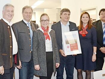 Bei der Spendenübergabe (von links): Sparkassen-Vorstandsvorsitzender Klaus-Jürgen Scherr, Landrat Klaus Löffler, Daniela Krüger (Sparkassenstiftung), DG-Sprecher Stefan Löffler, Laura Holzmann und Zweiter Bürgermeister Wolfgang Förtsch  Foto: K.- H. Hofmann