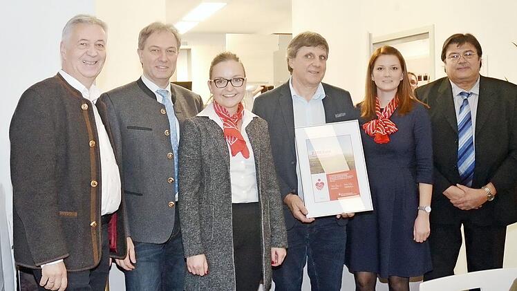 Bei der Spendenübergabe (von links): Sparkassen-Vorstandsvorsitzender Klaus-Jürgen Scherr, Landrat Klaus Löffler, Daniela Krüger (Sparkassenstiftung), DG-Sprecher Stefan Löffler, Laura Holzmann und Zweiter Bürgermeister Wolfgang Förtsch  Foto: K.- H. Hofmann