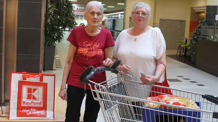 Elisabeth Rödel (76) und Sigrid Kugler (71) waren Stammkundinnen im Kaufland. Sie werden das Einkaufsangebot mitten in der Stadt vermissen.