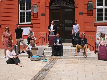 Die Koffer für eine gedeihliche Zukunft packten Ramona Monzel, Nancy Grau ("ThermeNatur"), Adrian May, Horst Siegl (Land- und Aktivhotel), Stine Michel, Juliane Rödiger (Kurhotel), Bürgermeister Tobias Ehrlicher, Katrin Scheller (Ferienwohnungen Flair), Eva-Maria Czwielong (Hirschmühle) und Annaella Scheller.  Foto: Martin Rebhan