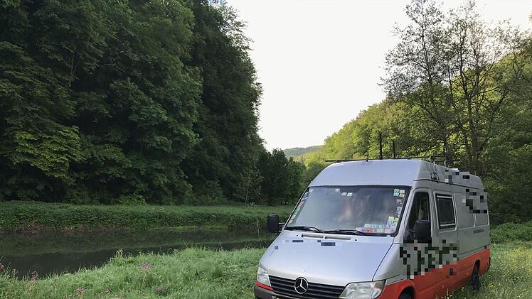 Beim Gassigehen am morgen begegnet Anwohner Mathias Kraus regelmäßig Kleinbussen und Camping-Fahrzeugen, die auf den Wiesen am Fluss parken und dort übernachten. Foto: Mathias Kraus/privat