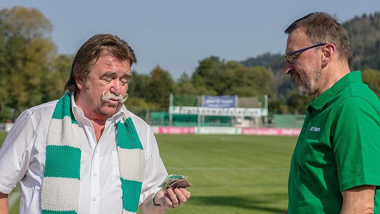 Josef Geiger (links) und Norbert Kraus schwelgen im Gespräch in Erinnerungen. In seiner Hand hält Geiger das Geldbündel für die Bayernliga. Foto: Dominic Buckreus