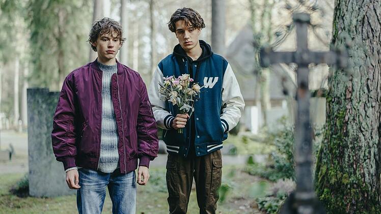 Jan (Philip Günsch, links) und Lukas (Marven Suarez Brinkert) halten ihre Liebe geheim. Aus diesem Grund erzählen sie Jans Tante, einer Polizistin, auch nicht, was sie in der Waldhütte beobachtet haben. Ein großer Fehler, der alle in Gefahr bringen wird!