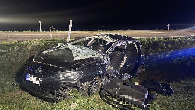 Schwerer Unfall bei Lenkersheim: Auto kommt von B470 ab und &uuml;berschl&auml;gt sich
