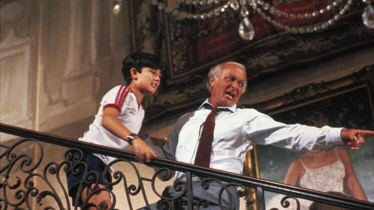 Der verw&ouml;hnte Mustersch&uuml;ler Michael (David Mendenhall, links, mit Robert Loggia) wird an einer elit&auml;ren Kadettenschule gro&szlig;gezogen.