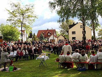 Zahlreiche Gläubige kamen in Uttstadt zum Gottesdienst zusammen.  Fotos: Johanna Blum