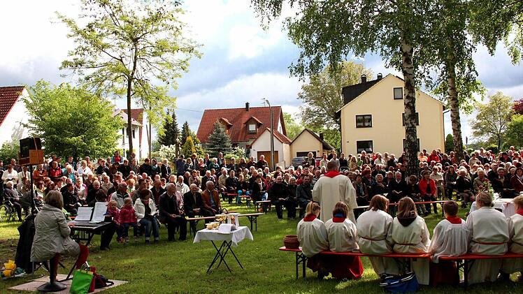 Zahlreiche Gläubige kamen in Uttstadt zum Gottesdienst zusammen.  Fotos: Johanna Blum