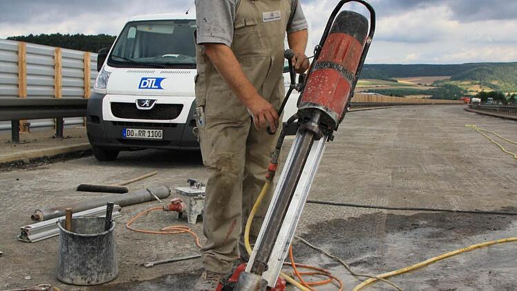 Mit Kernbohrungen wird der Abriss der Brücke vorbereitet.Foto: Ralf Ruppert