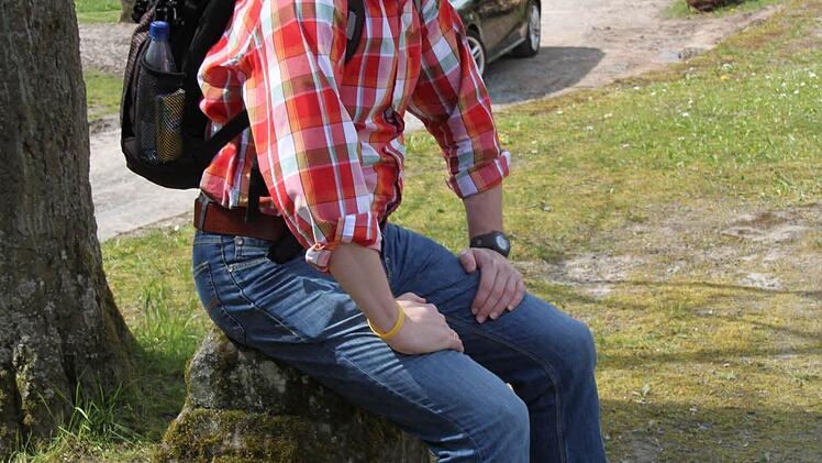 Wolfram Brehm legt nach gut der Hälfte der Strecke im Wernsteiner Schlosshof eine Pause ein.