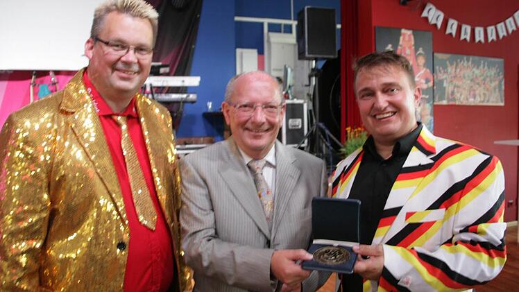 Volker Wagner (Mitte) überreichte an Thorsten Ott (l.) und Thomas Semmelroth eine Plakette als Anerkennung der Arbeit des KCR. Foto: Sylvia Hubele