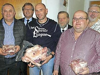 Von links Herbstmeister Georg Bayer, Bürgermeister Rainer Detsch, Saukönig Alexander Reif, stellvertretender Kreisvorsitzender des BSB Kreisverbandes Kronach Ottmar Raab, 1. Ritter Stefan Welscher und SKB Vorsitzender Josef Porzelt Foto: eh