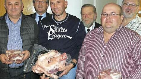Von links Herbstmeister Georg Bayer, Bürgermeister Rainer Detsch, Saukönig Alexander Reif, stellvertretender Kreisvorsitzender des BSB Kreisverbandes Kronach Ottmar Raab, 1. Ritter Stefan Welscher und SKB Vorsitzender Josef Porzelt Foto: eh