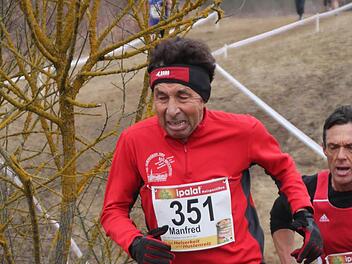 Fünf Runden über 6250 Meter bewältigten die Senioren der M65. Manfred Dormann (links) vom TV Bad Brückenau wurde dabei Erster.  Foto: Frank Schwehla