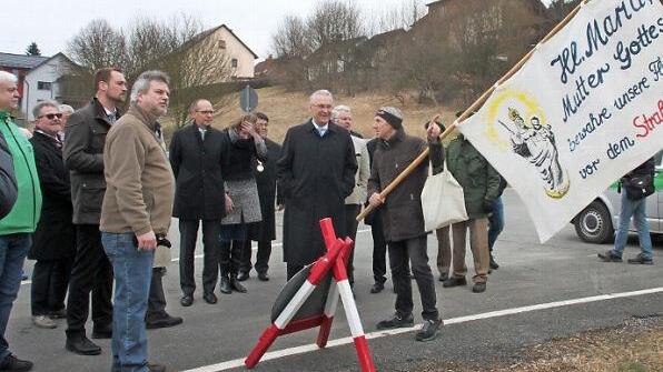 "Es wird wertvolles Ackerland verbraucht", sagte Anton Reinhardt vom Bund Naturschutz Innenminister Joachim Herrmann (links neben ihm) ins Gesicht. "Die Bürger haben sich die Umgehung gewünscht", konterte dieser.