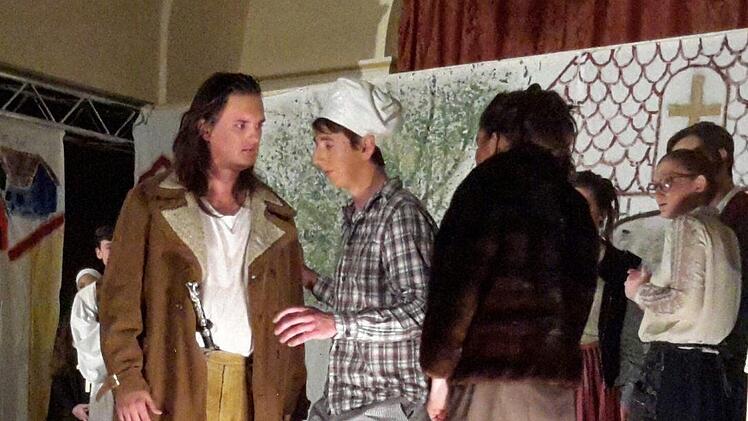 Verhandlungen unter höchsten Druck. Kann das Bäckerehepaar den Räuberhauptmann überzeugen, Gnade walten zu lassen? Etwas Dreck am Stecken haben schließlich alle Leute in der Dorfgemeinschaft.  Foto: Rolf Pralle