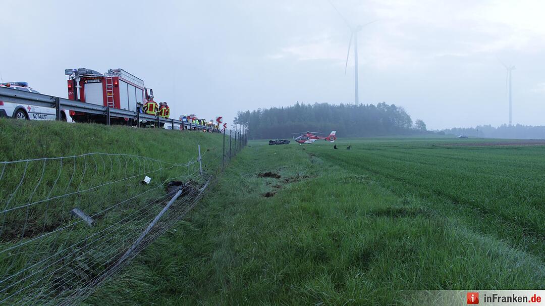 Starkregen sorgt für Abflug: Nissan schießt von Autobahn und landet drei Meter tiefer im Graben - Wagen überschlägt sich auf einer Strecke von 120 Metern mehrfach – Nissan bleibt völlig deformiert auf Wiese liegen – Fahrer eingeklemmt und schwerst verletzt – Polizei sucht nach Unfallzeugen