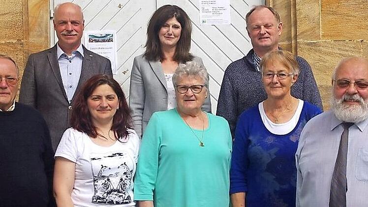 Der Diakonieverein wählte seinen neuen Vorstand (hinten v. l.): 2. Vorsitzender Hans-Ludwig Solowan, geschäftsführende Vorsitzende Karin Pfadenhauer, 1. Vorsitzender Pfarrer Reinhold König; (vorne v. l.) Karlheinz Rebhan, Katja Beck, Rosemarie Ritter und Anita Ditewig sowie der ausscheidende Vorsitzende, Pfarrer Friedrich Seegenschmiedt. Foto: Heike Schülein