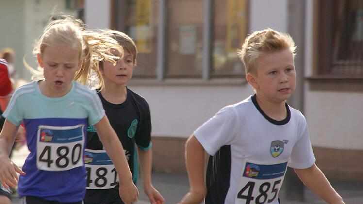 Svea Kasper vom TSV Staffelstein war bei den Mädchen am schnellsten, der siebenjährige Markus Gaida (rechts) wurde Zweiter bei den Jungs. Foto: Mario Deller