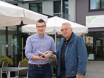 Franz Göbel (links) hat erst vor wenigen Tagen sein Geschäft in dem Gebäudekomplex am Burkardrother Marktplatz eröffnet. Hier unterhält er sich mit dem Eigentümer und Bauherrn Wolfgang Mahlmeister über die Geschichte des Hauses.  Fotos: Kathrin Kupka-Hahn