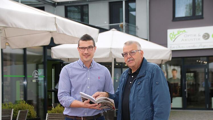 Franz Göbel (links) hat erst vor wenigen Tagen sein Geschäft in dem Gebäudekomplex am Burkardrother Marktplatz eröffnet. Hier unterhält er sich mit dem Eigentümer und Bauherrn Wolfgang Mahlmeister über die Geschichte des Hauses.  Fotos: Kathrin Kupka-Hahn