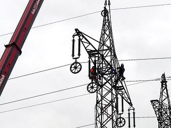 Von Mitwitz bis Steinbach am Wald werden bis Oktober rund einhundert Stahlgittermasten aufgestellt.  Foto: Gerd Fleischmann