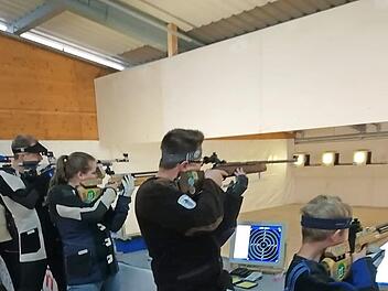 Beim Landesschießen in München am Rande des Oktoberfestes die Jungschützen der SG Rothenkichen, von links Lara Schmitt (17 Jahre), Marius Löffler (16), David Beetz (13)