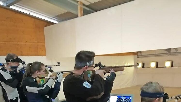 Beim Landesschießen in München am Rande des Oktoberfestes die Jungschützen der SG Rothenkichen, von links Lara Schmitt (17 Jahre), Marius Löffler (16), David Beetz (13)