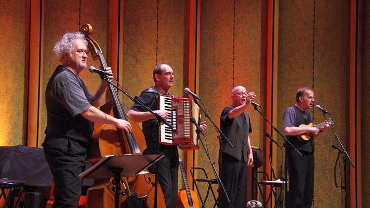 Tobias Klug, Armin Federl, Vitus Fichtl, Tom HakeTobias Klug (von links), Armin Federl, Vitus Fichtl  Tom Hake alias Mistcapala bei ihrem Auftritt im Kissinger Rossini-Saal. Foto: Klaus Werner